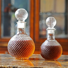Load image into Gallery viewer, Classic Round Whiskey Decanter with Diamond pattern