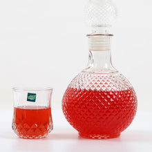 Load image into Gallery viewer, Classic Round Whiskey Decanter with Diamond pattern